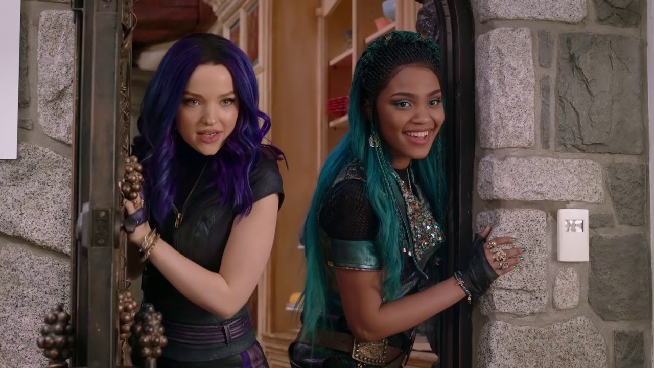 Sofia Carson, Dove Cameron, China Anne McClain: One Kiss