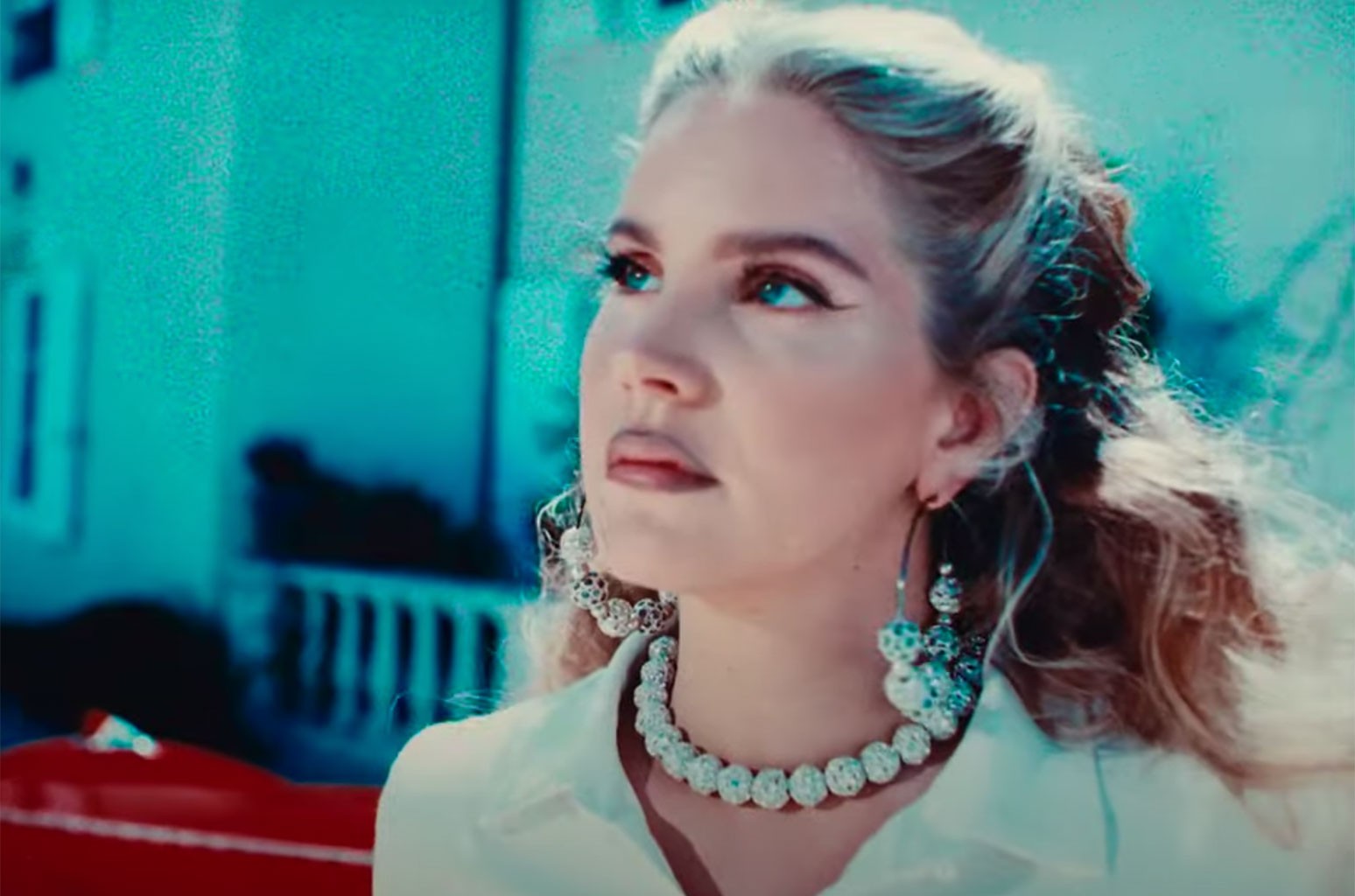 Lana Del Rey: Chemtrails Over the Country Club